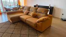 Sofá de três lugares com chaise longue e arrumação