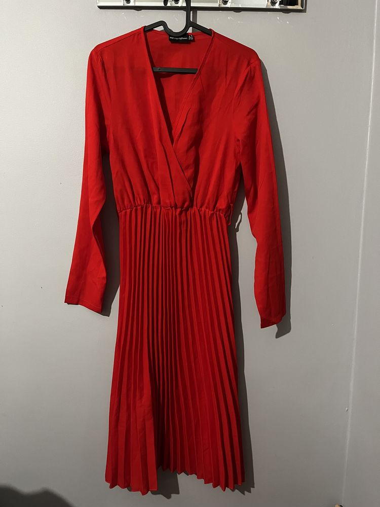 Czerwona sukienka plisowana PrettyLittleThings