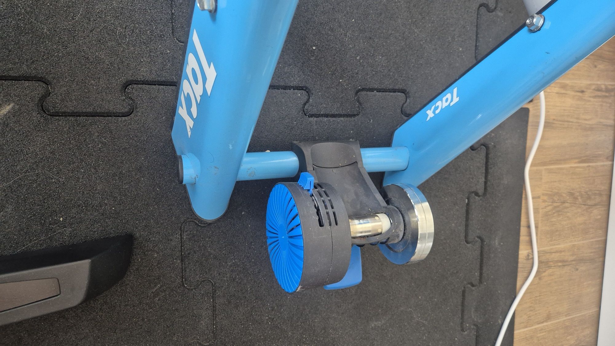 Trenażer rowerowy Garmin Tacx z podstawką