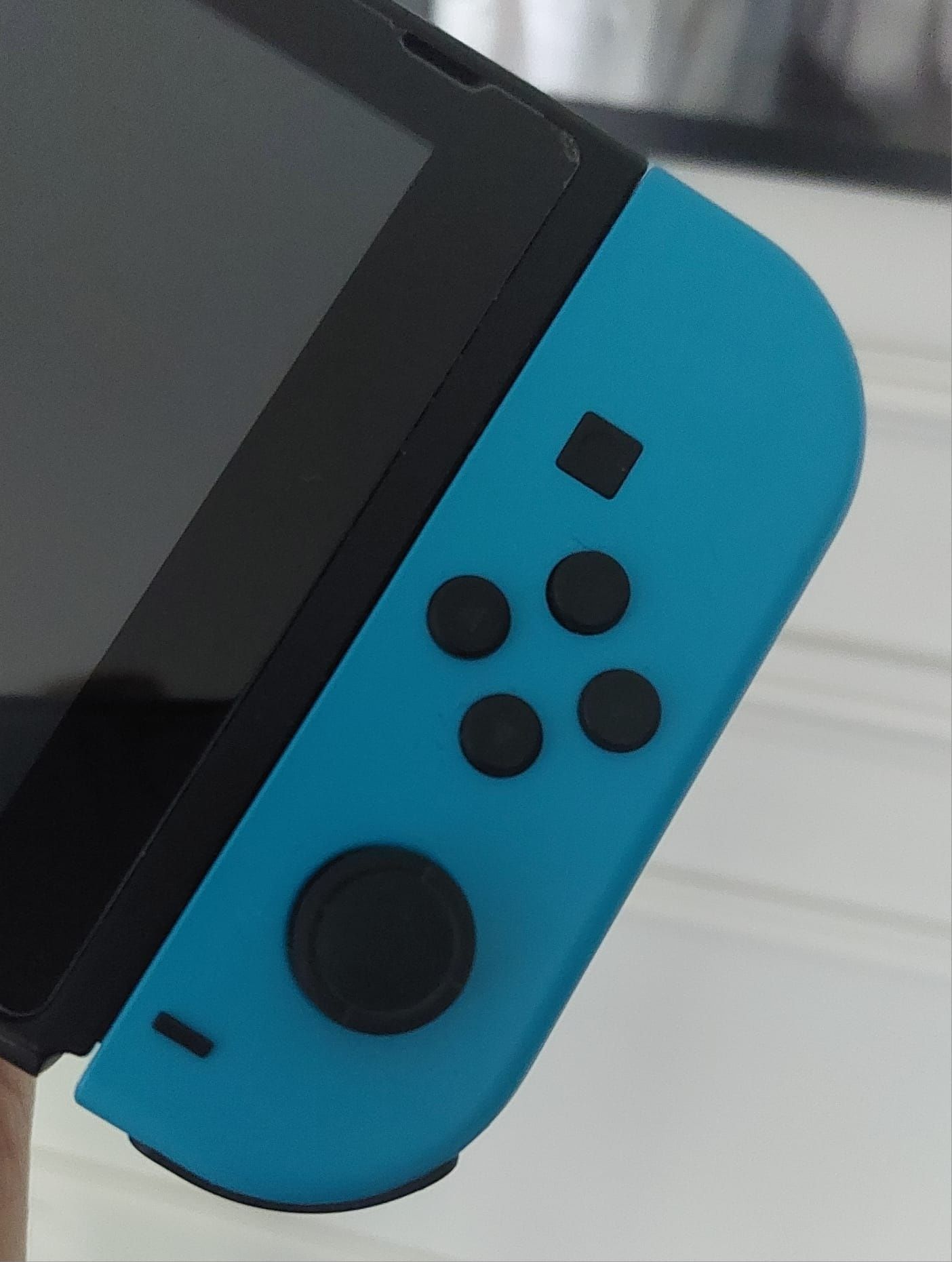 Nintendo SWITCH Neon Red & Blue Joy-Con

• dysk twardy: 32 GB
