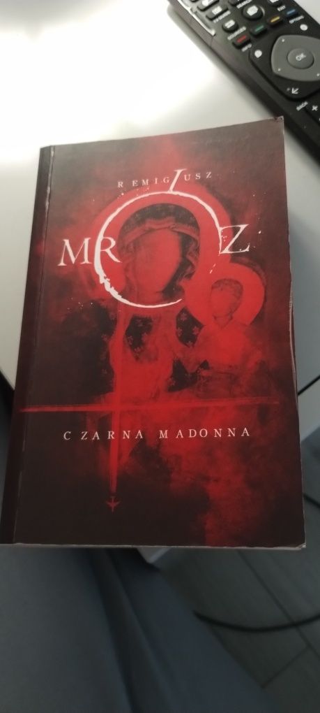Remigiusz Mróz czarna madonna kieszonkowa