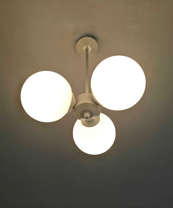 elegancki żyrandol trójramienny trzy żarówki białe kule