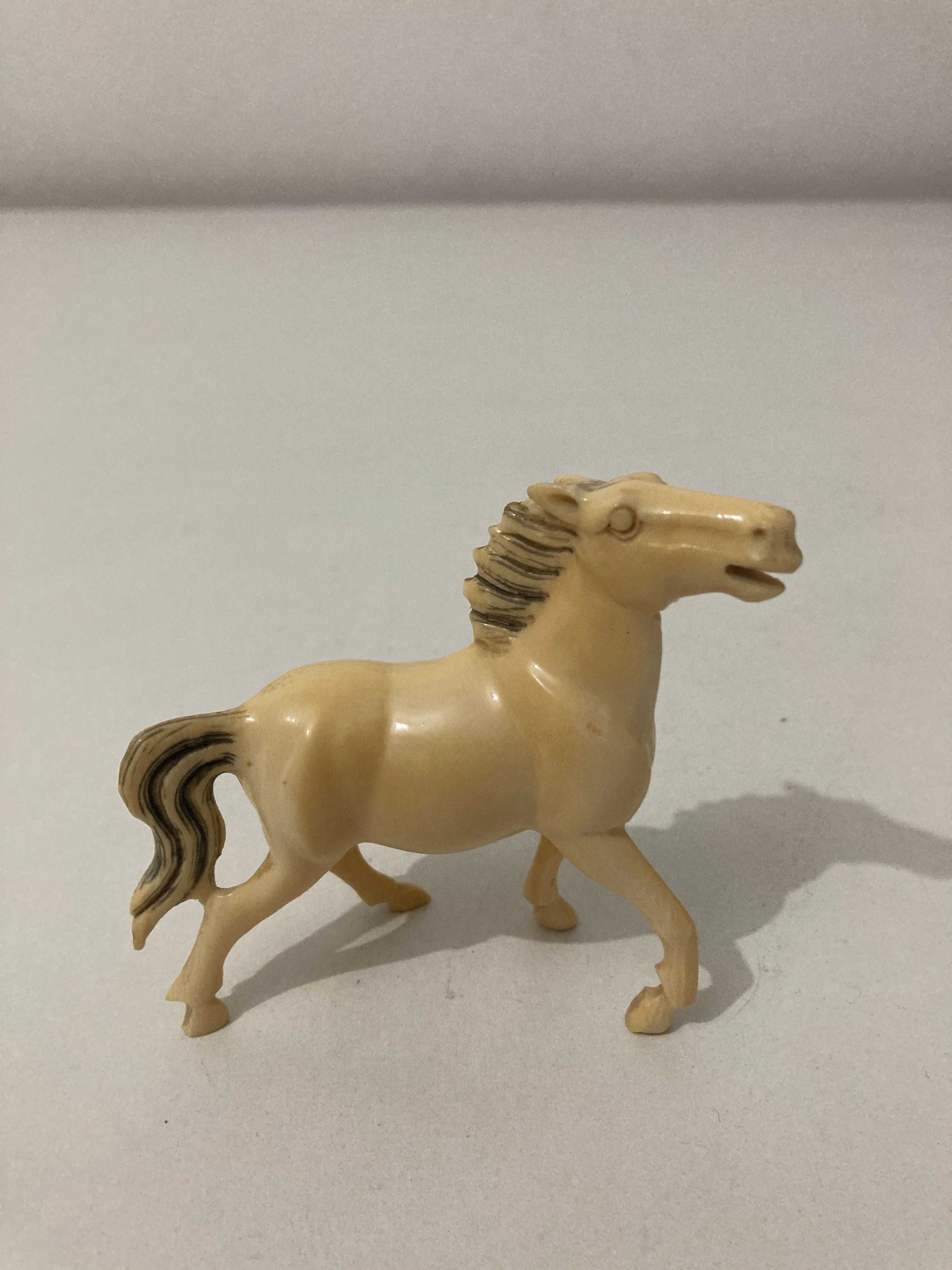 Escultura lindo Cavalo miniatura em material nobre antigo