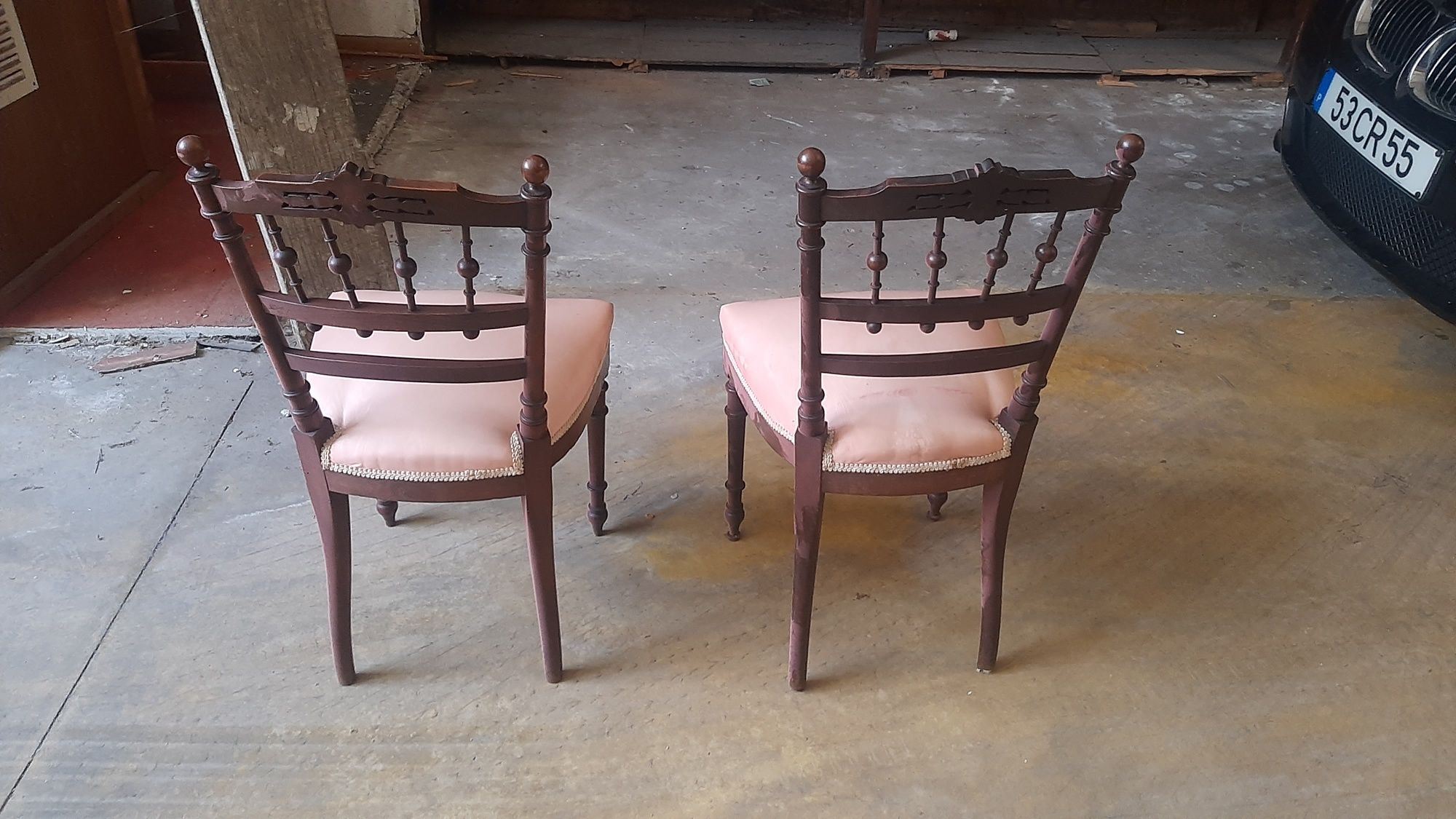 Duas cadeiras em madeira maciça forradas
