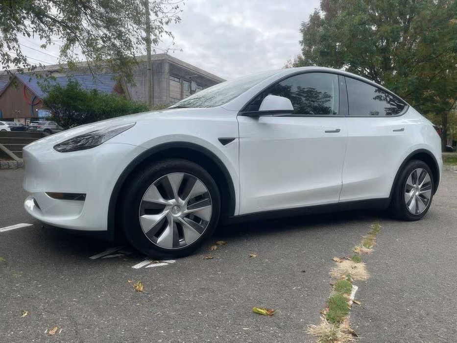 Tesla Model Y Long Range      2023