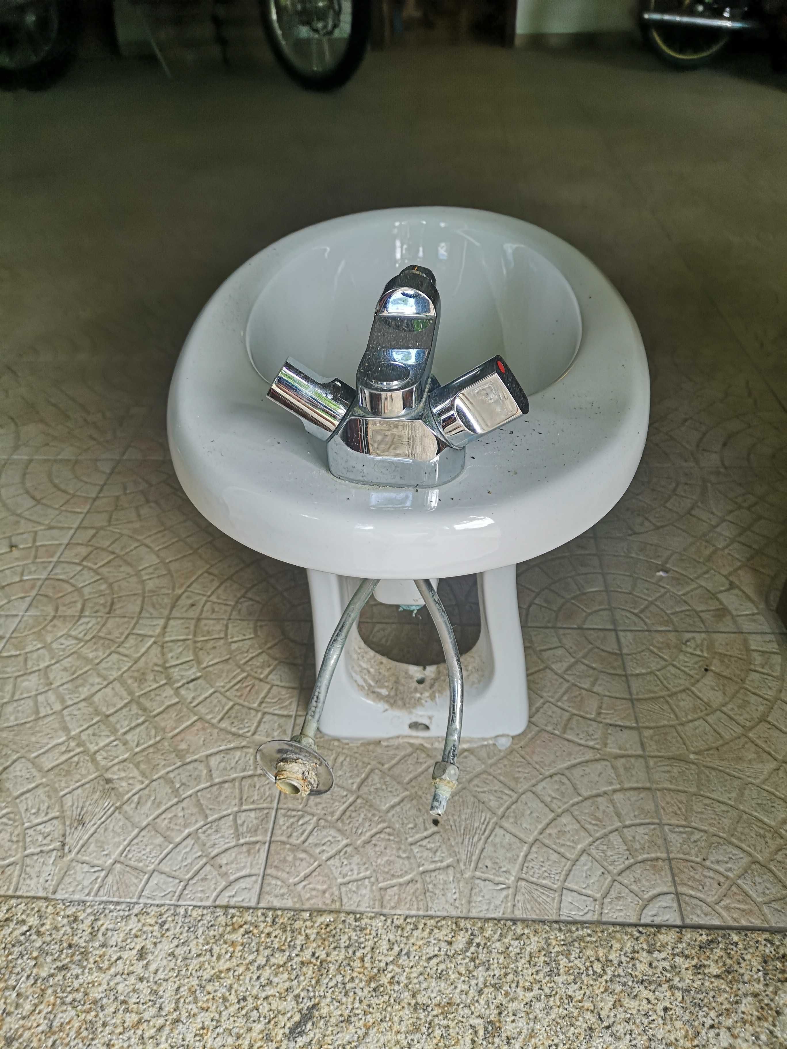 Bidé com Torneira incluída