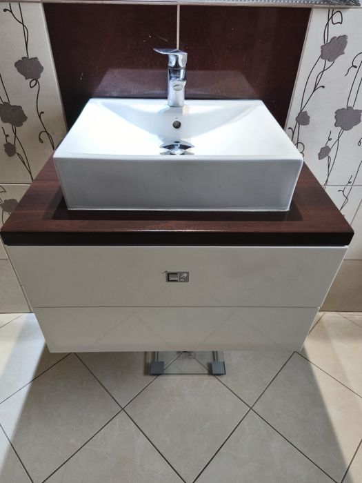 Szafka z umywalką i baterią