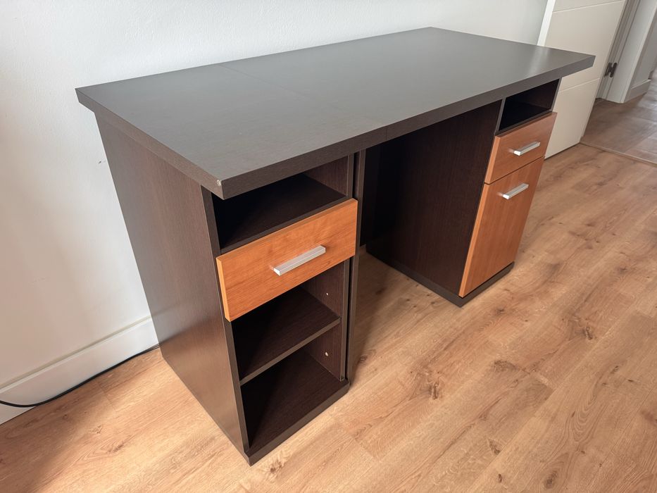 Secretária de madeira com gavetas