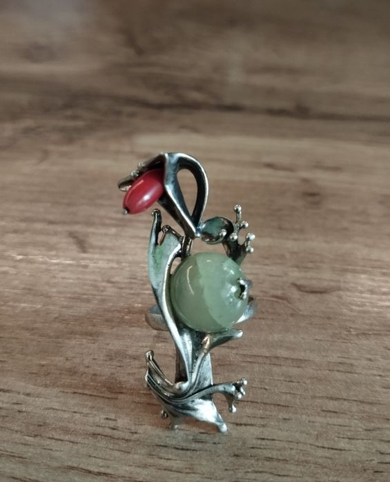 Кольцо авторской работы с нефритом и коралом. Есть такие же серьги.