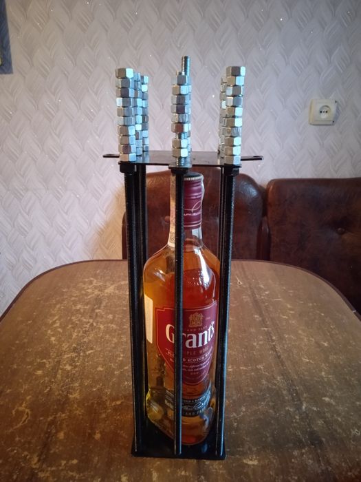 Бутилка в клітці