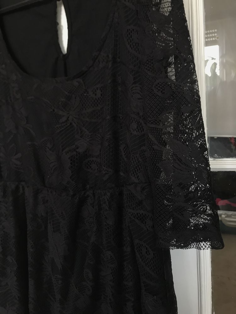 Vestido com mangas preto curto em renda