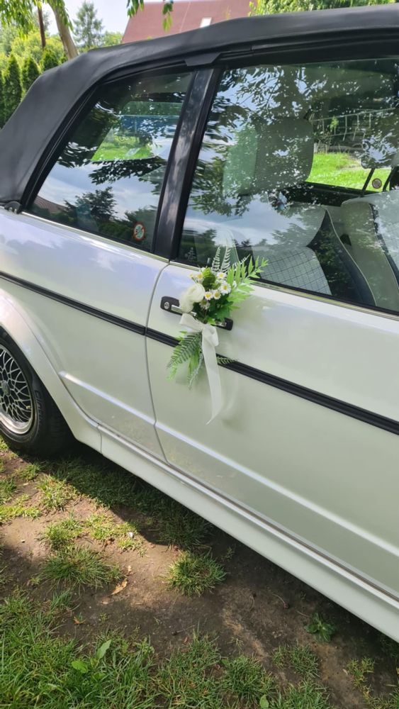 Dekoracje na auto ślubne ślub