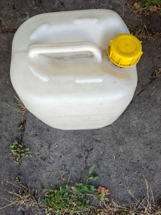 Продам пластикові каністри 10 і 20 літрів