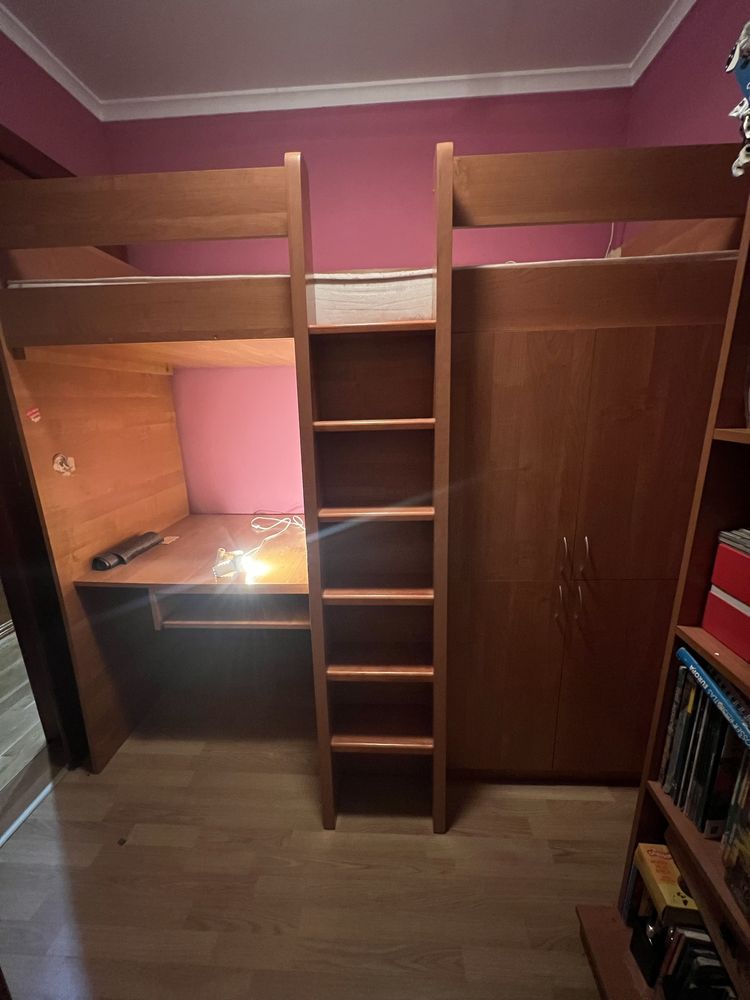Łóżko piętrowe z biurkiem i szafą