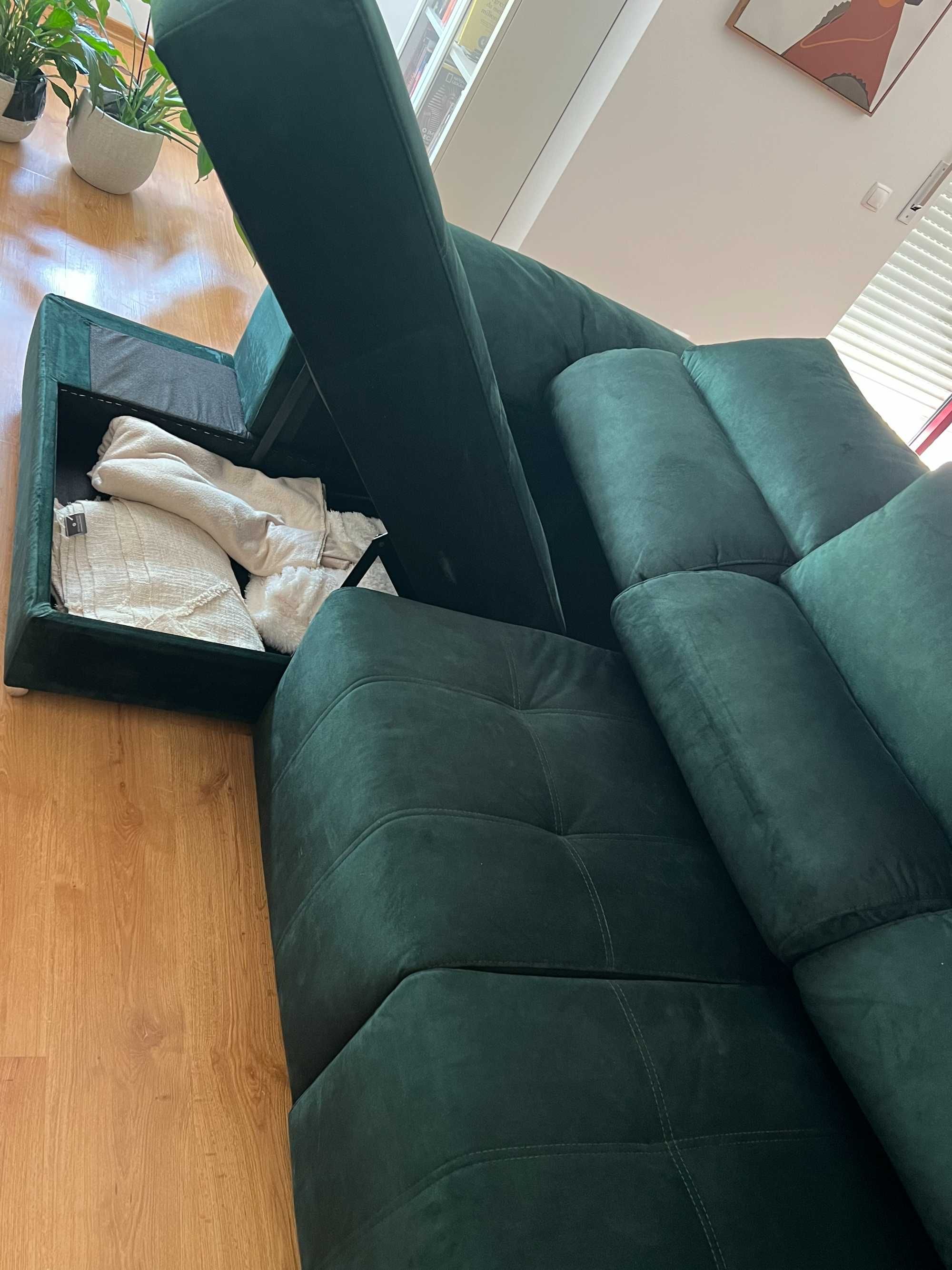 Sofá Chaise Longue Veludo Verde – Como Novo, com Arrumação e Sofá-Cama