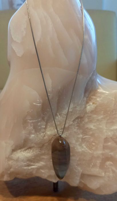 Naszyjnik z wisiorem z agatu made in Italy.