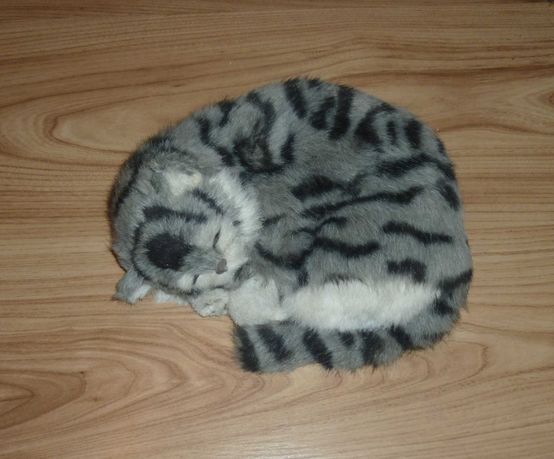 figurka śpiący kot