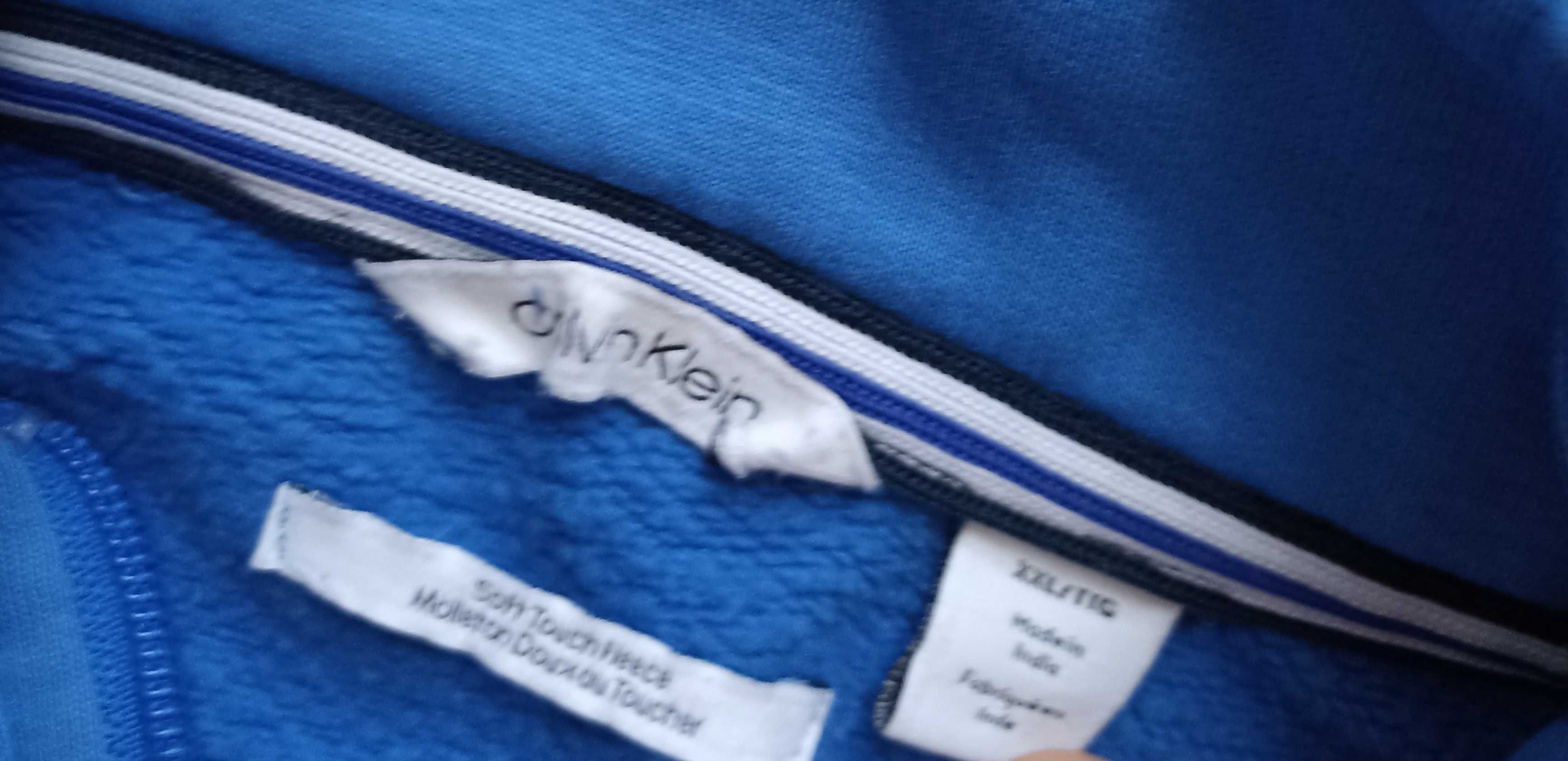 Calvin Klein niebieska bluza z napisami na rękawie XXL