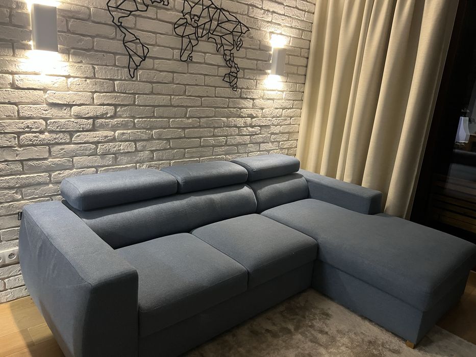 Piękna i nowoczesna sofa z szezlongiem i funkcją spania
