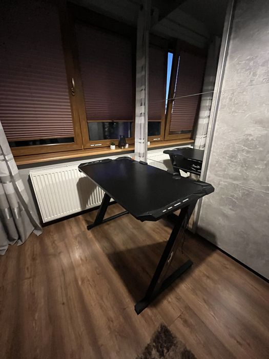 Zestaw mebli do pokoju. Szafa, regal, stolik