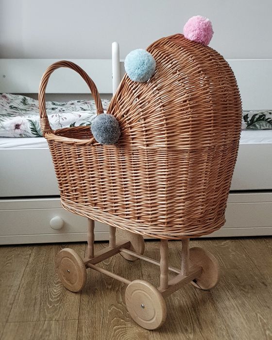 Wiklinowy wozek dla lalek, misiow handmade pompony