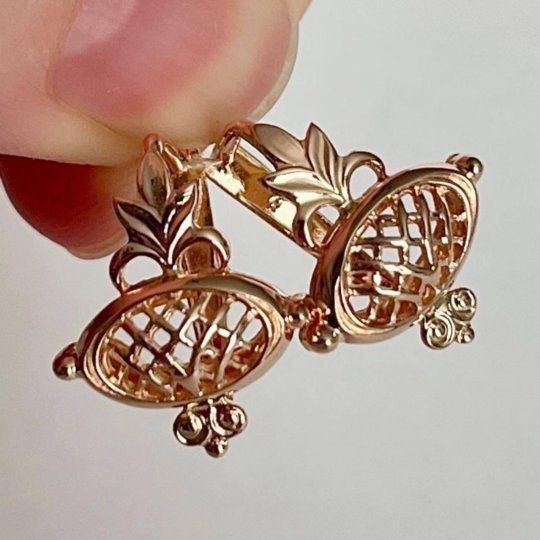 Продам золотые серьги