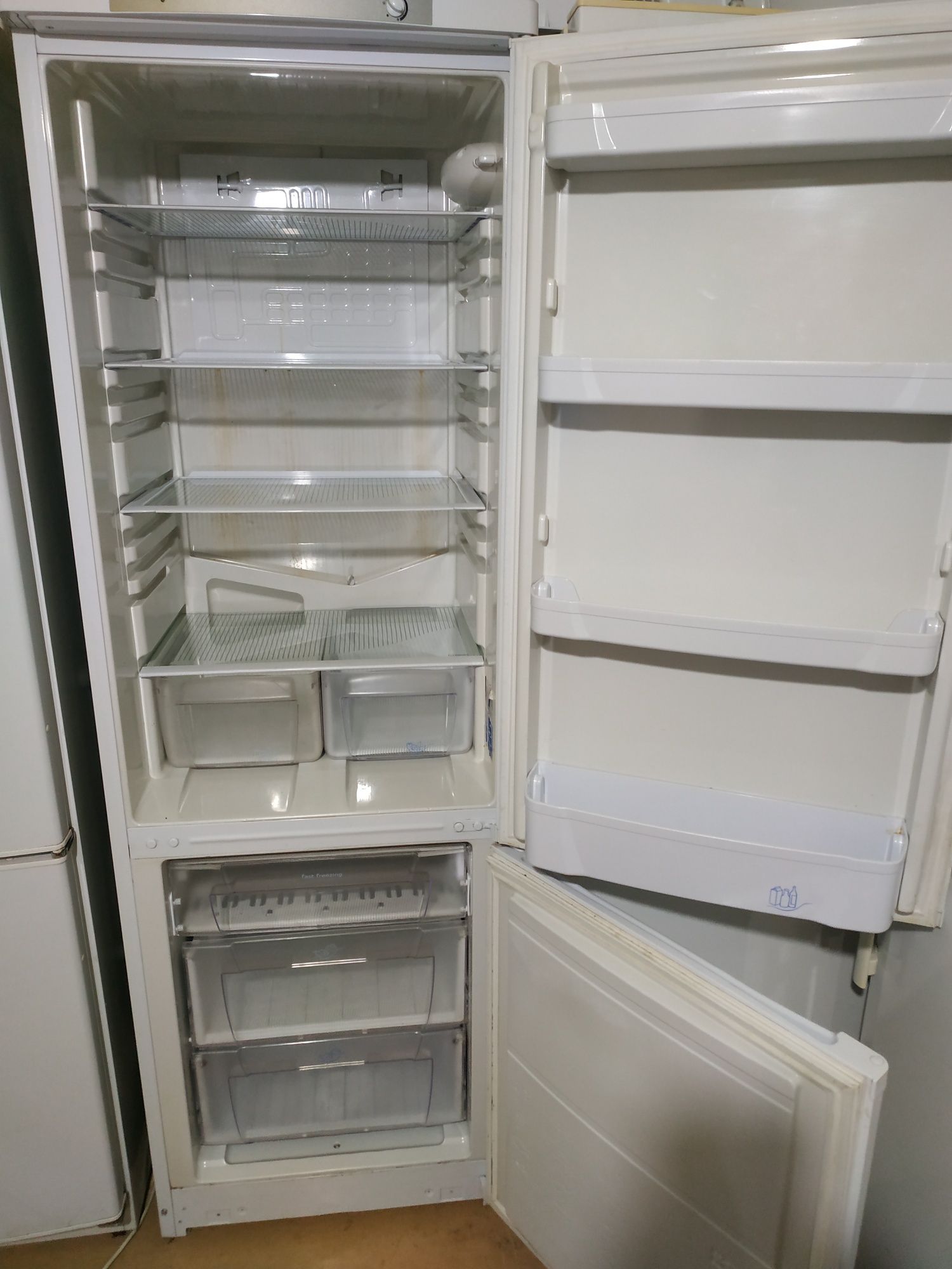 Холодильник Индезит с гарантией.