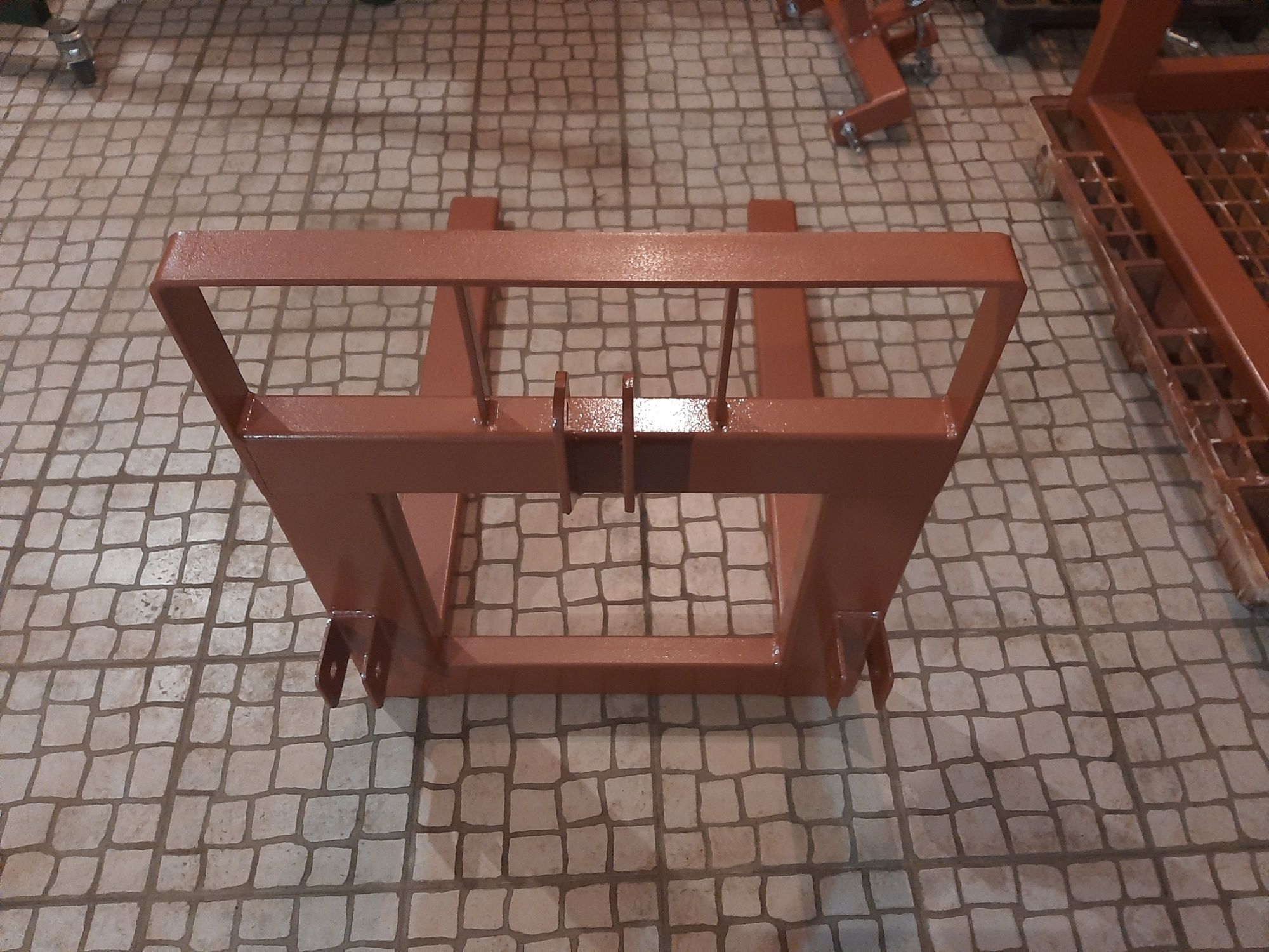 Porta paletes com grade de proteção para trator