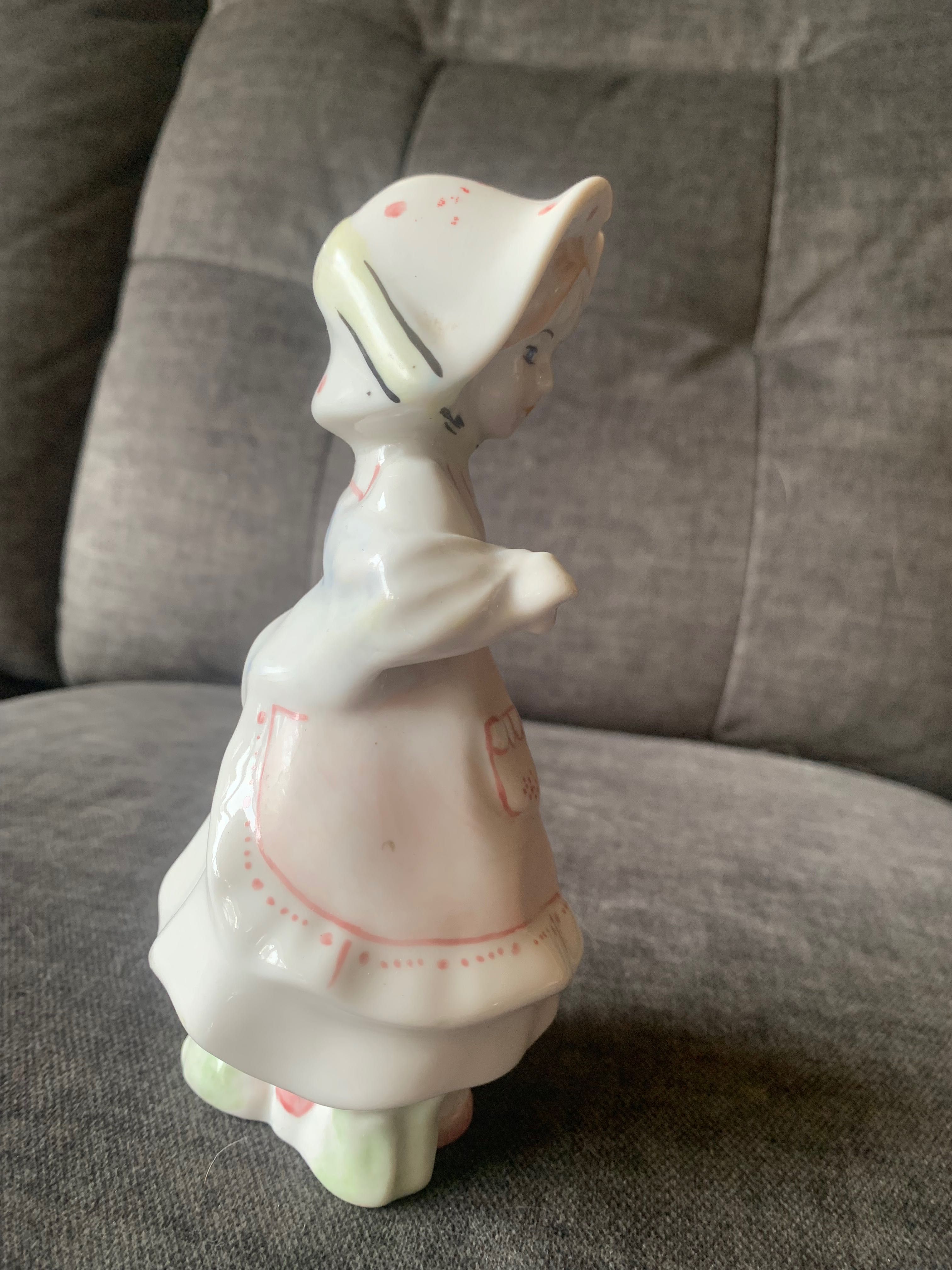 Stara figurka porcelanowa Dziewczynka w kapeluszu 17 cm