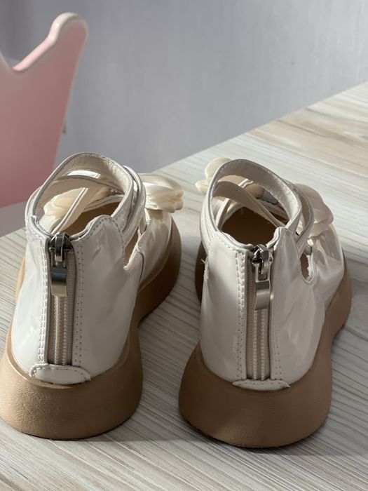 Туфлі для дівчинки стан ідеальний зручні та підійдуть на всято.