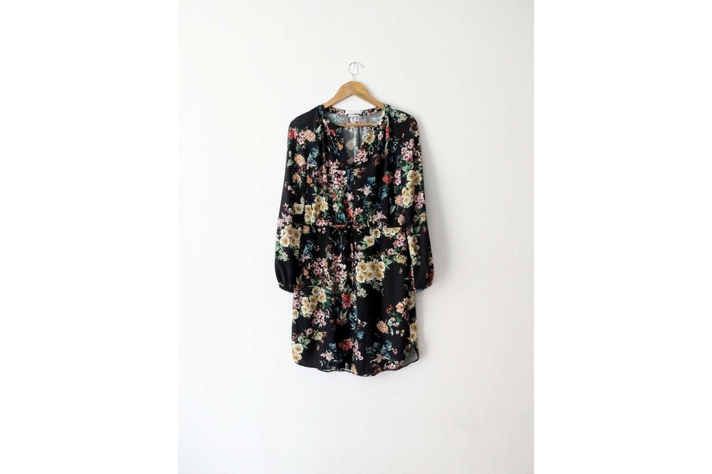 Elegancka czarna sukienka w kwiaty z wiązaniem w pasie floral