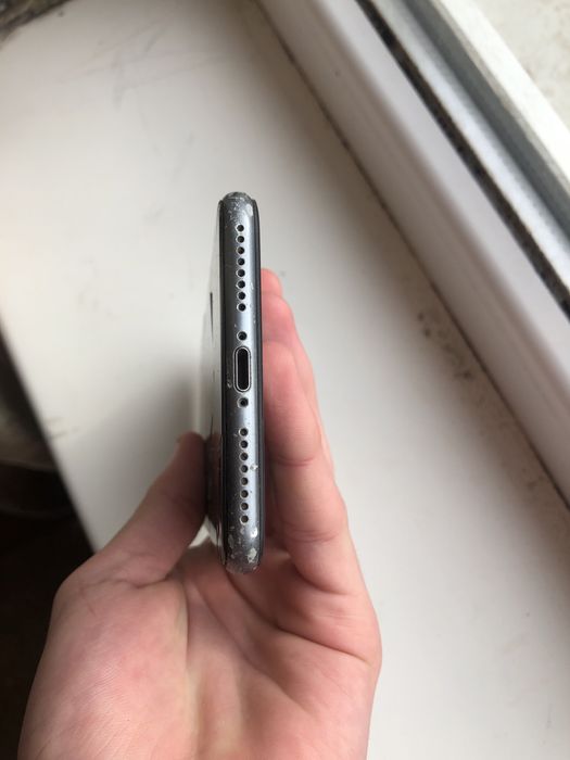 Айфон 8 плюс на 64Gb непрацює