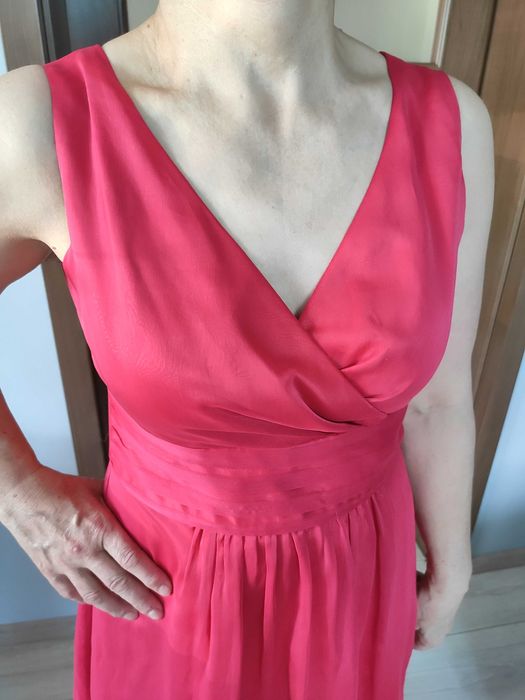 Malinowa zwiewna koktajlowa sukienka