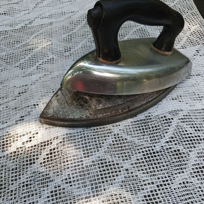 Утюг, праска металева (працює без електрики)