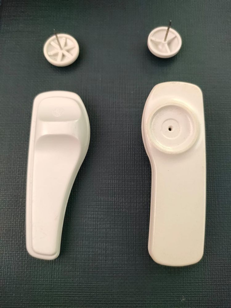 Etiquetas com alarme Sensormatic para vestuário