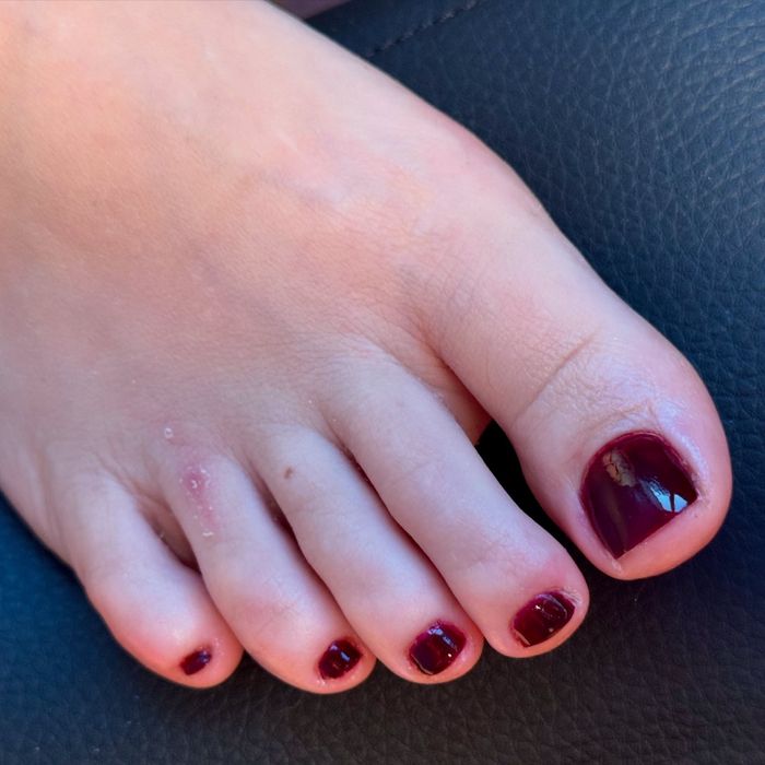 Троєщина, покриття нігтів