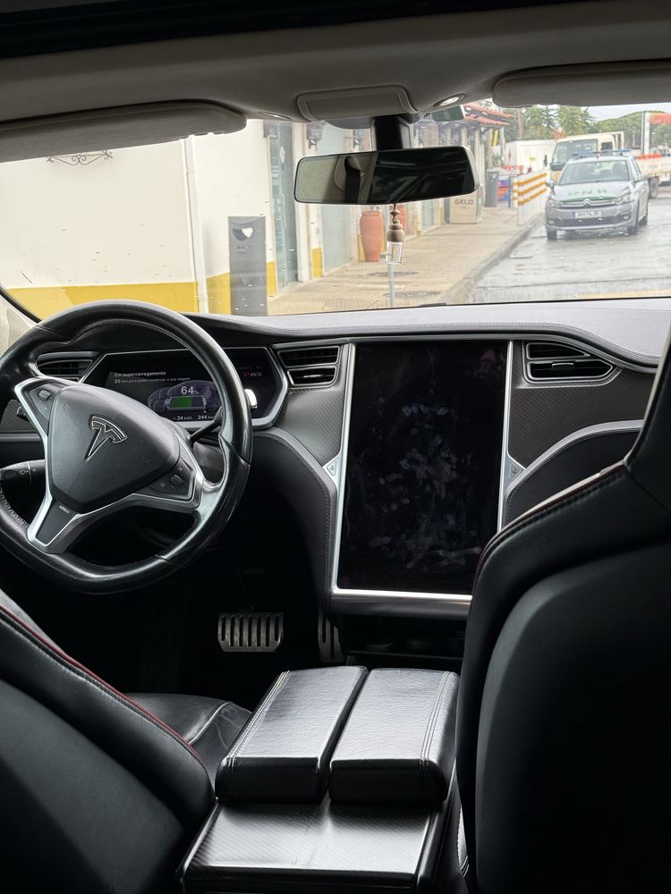 Tesla Model S P85 carregamentos gratuitos