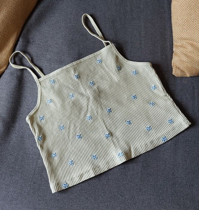 Damski top na ramiączkach w żółtym kolorze z niebieskimi kwiatuszkami