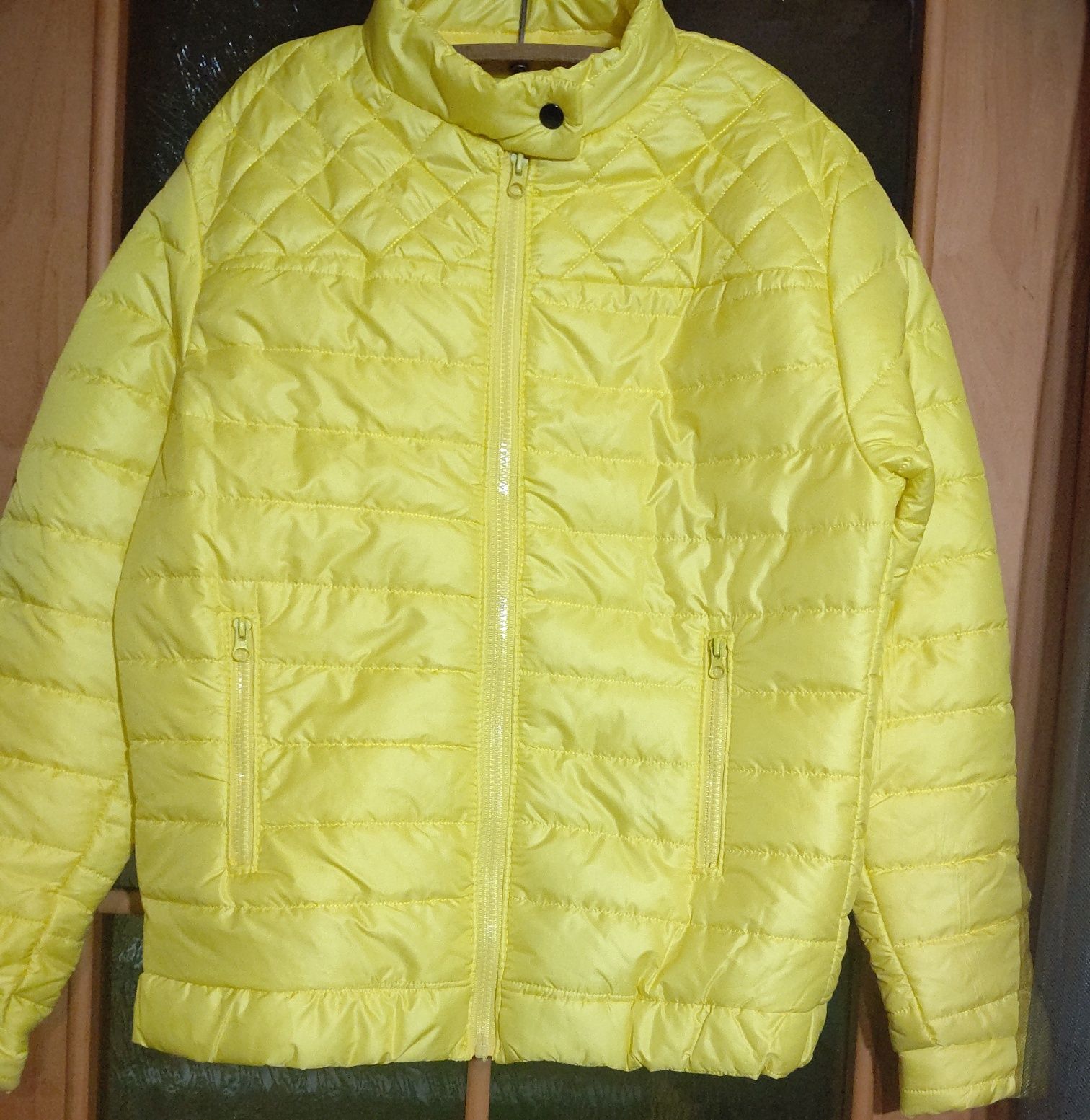 Жіноча весняна куртка яскраво жовтого кольору
