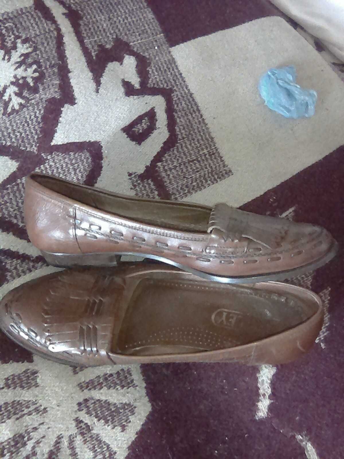 Продам женские коричневий туфли 41,5-42размера