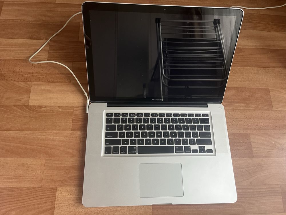 Продам MacBook Pro 2010 без батареи.