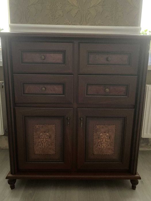 Серванты (витрина), комод.