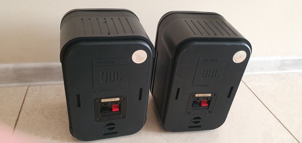 Kolumny JBL Control One nowe zawieszenia
