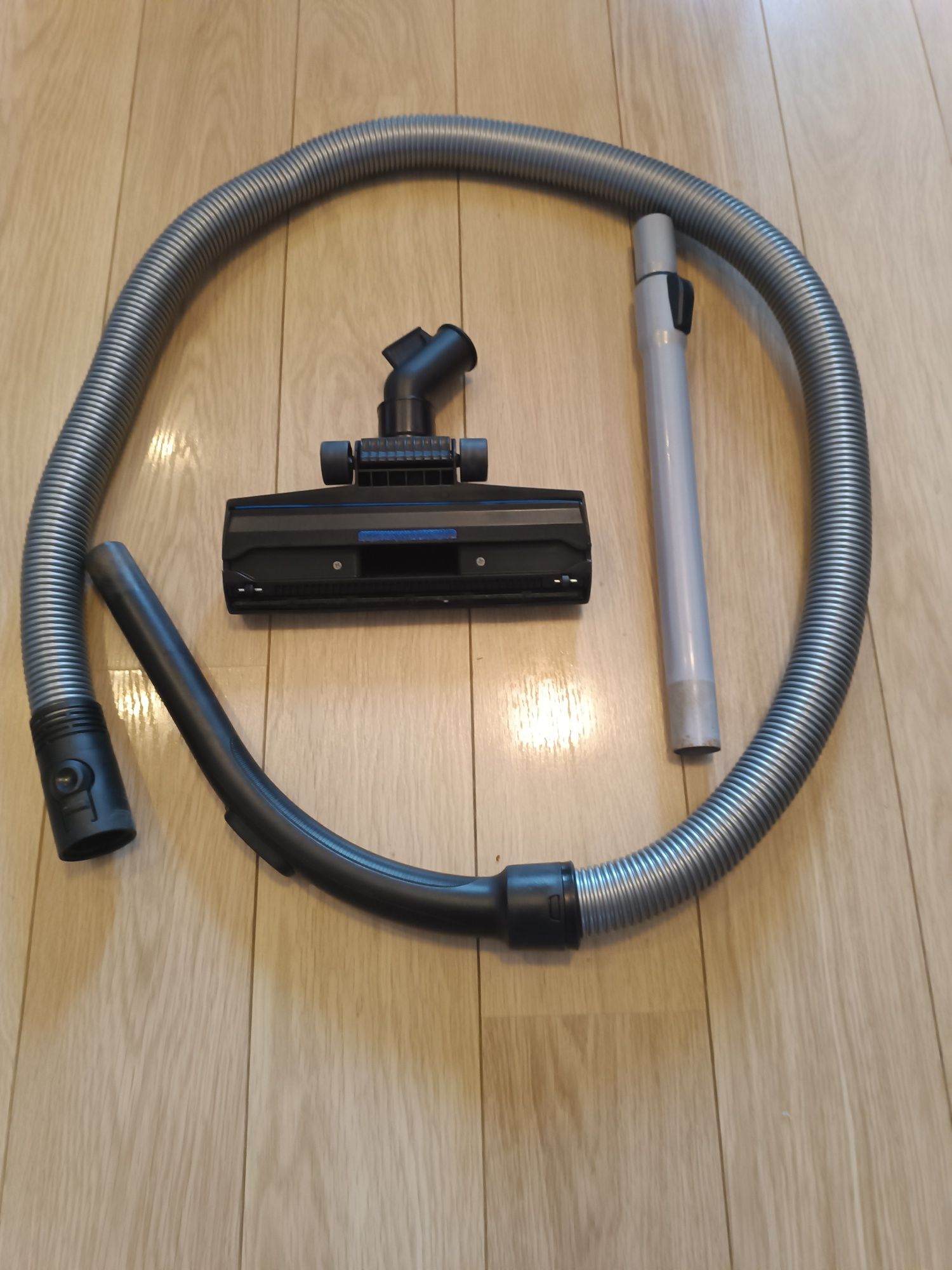 " Odkurzacz Philips XB2122 Serie 2 - wąż , rura, szczotka