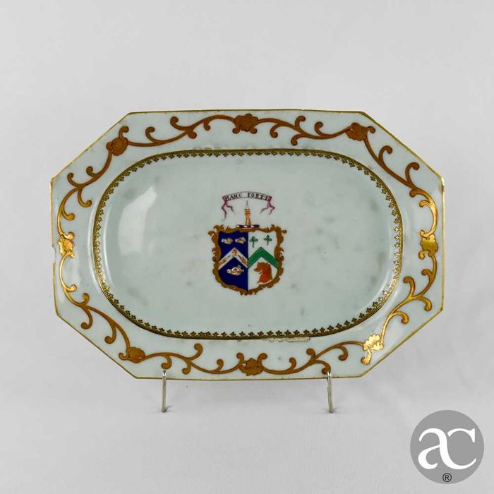 Travessa Período Qianlong, séc. XVIII, com Brasão de armas e volutas