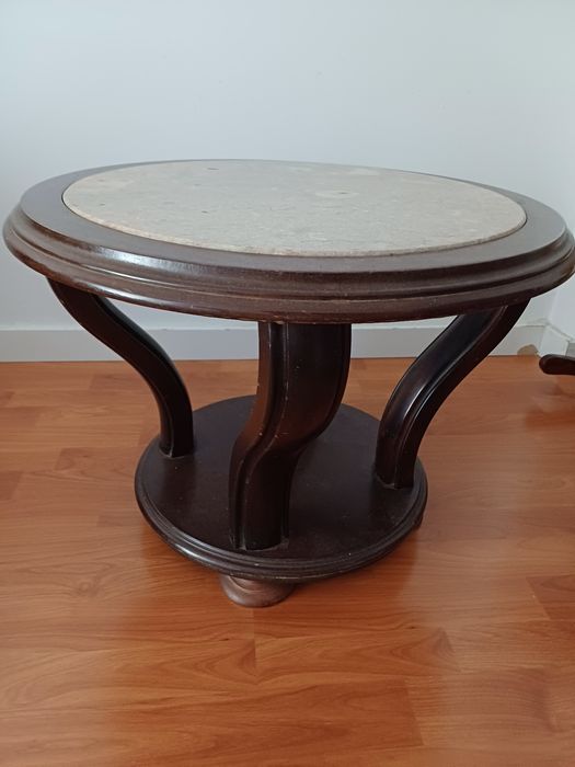 Mesa de madeira com pedra