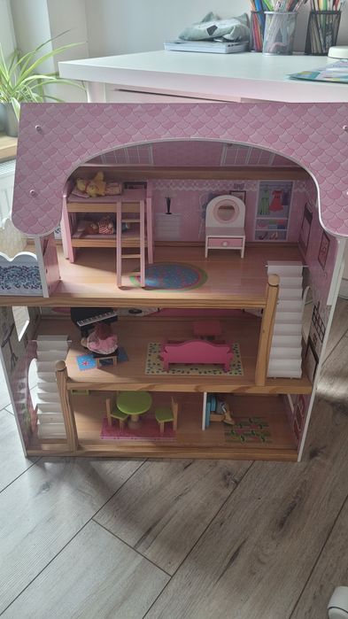 Drewniany domek dla lalek