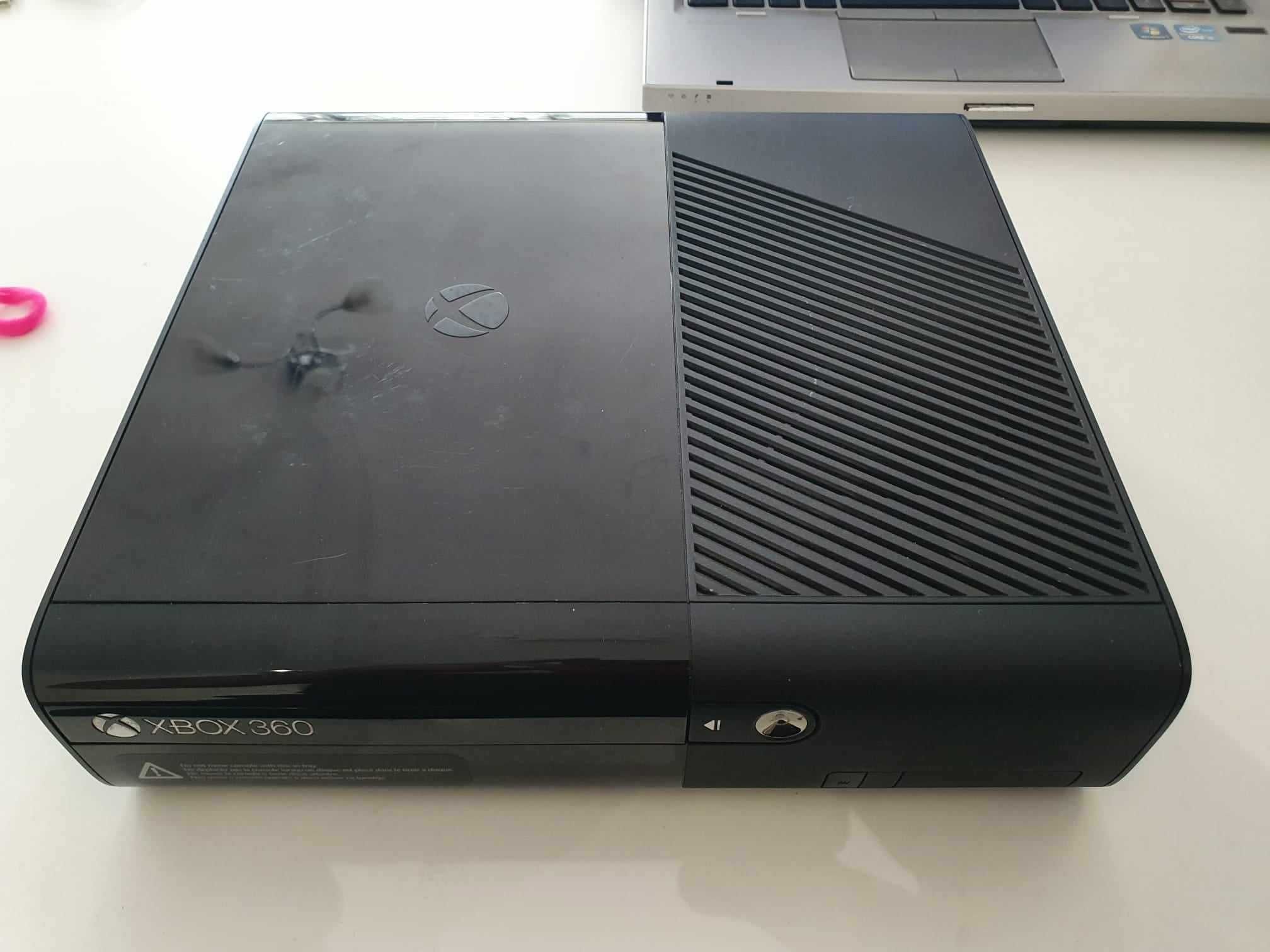 Konsola Xbox 360 E 500GB w stanie idealnym z kartonem