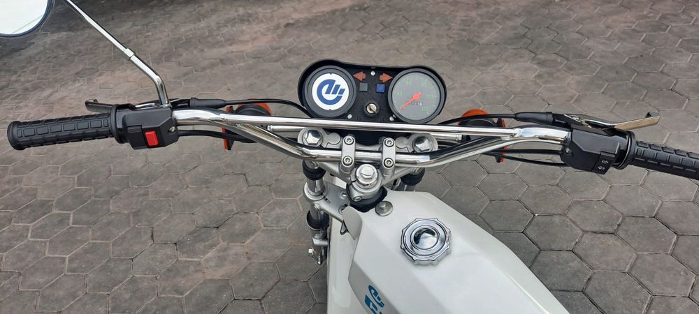 Casal 125 como nova
