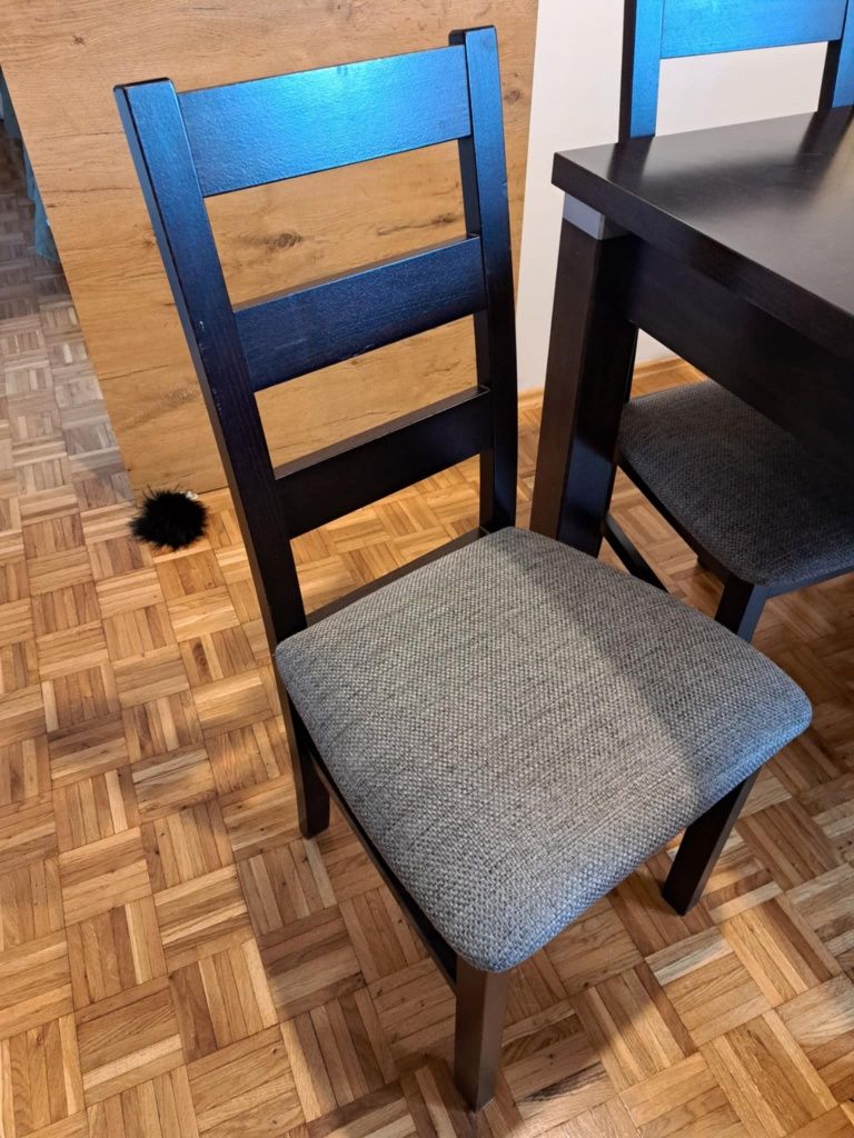 Stół do jadalni komplet